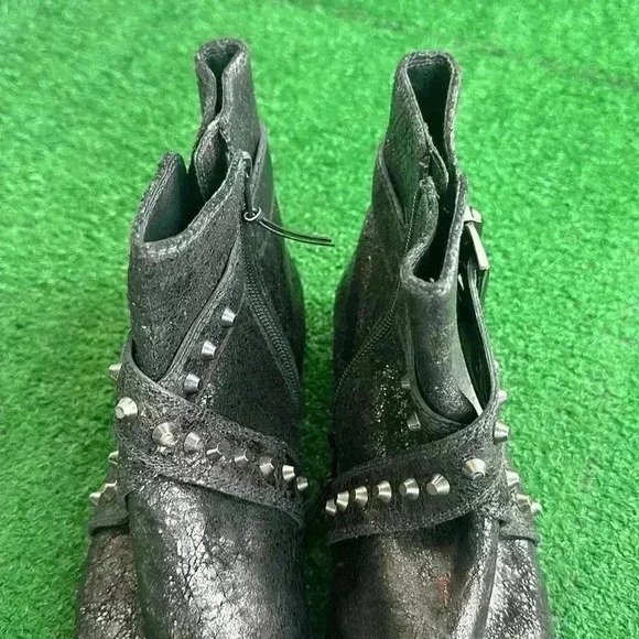 Stuart Weitzman - Picture 4 of 8